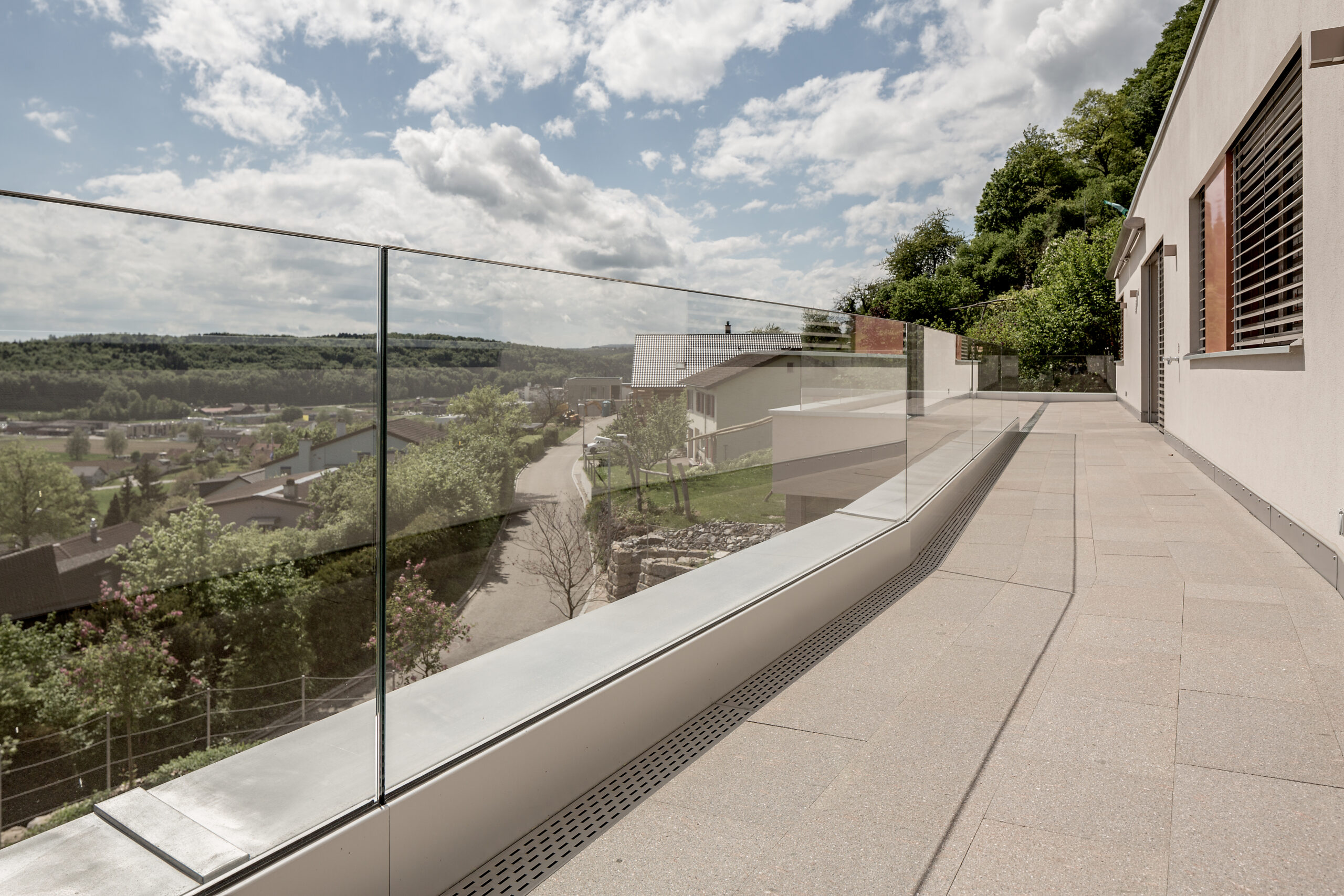 GM RAILING® Modulprinzip — Unterkonstruktion plus vorgefertigtes Glasmodul ergibt fertiges Glasgeländer